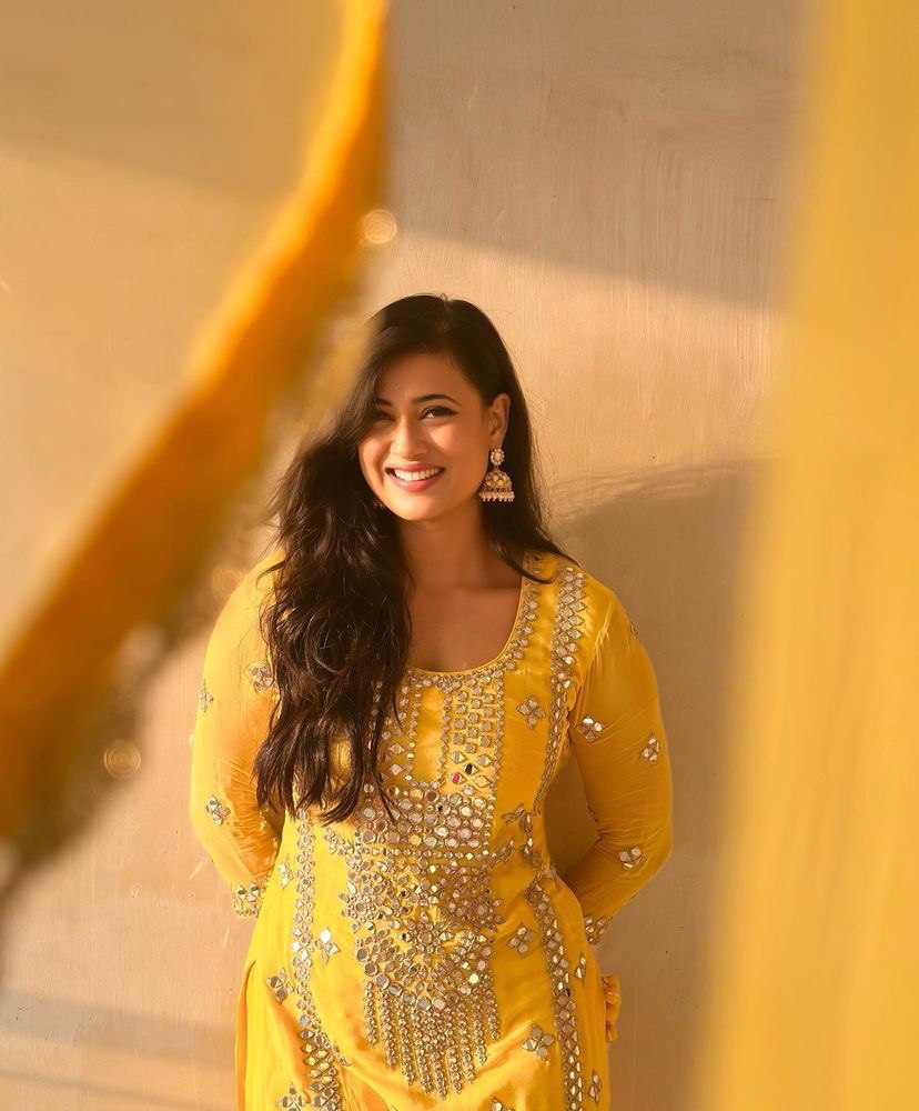 Shweta tiwari lemon yellow real mirror work sharara set