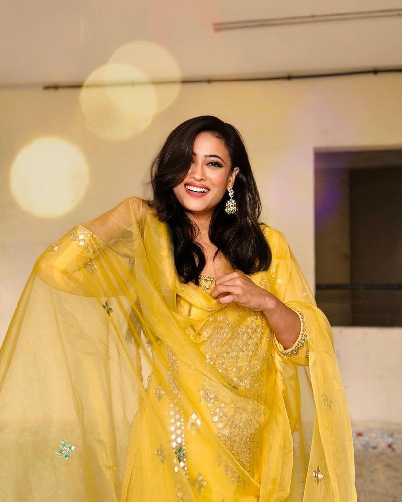 Shweta tiwari lemon yellow real mirror work sharara set